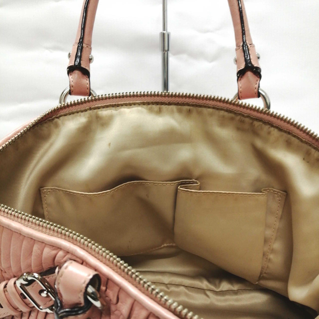 ファスナー内側変色強いです。