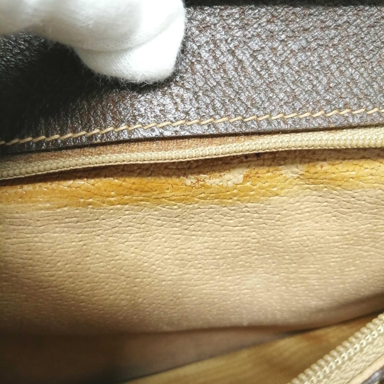 劣化による変色部分あり