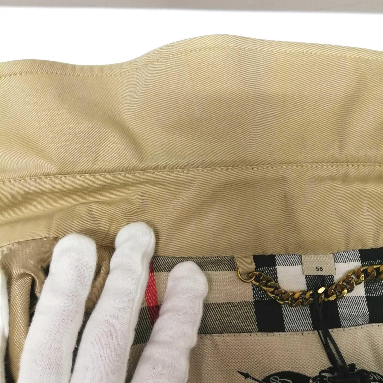 若干の色褪せ（日焼け）あります