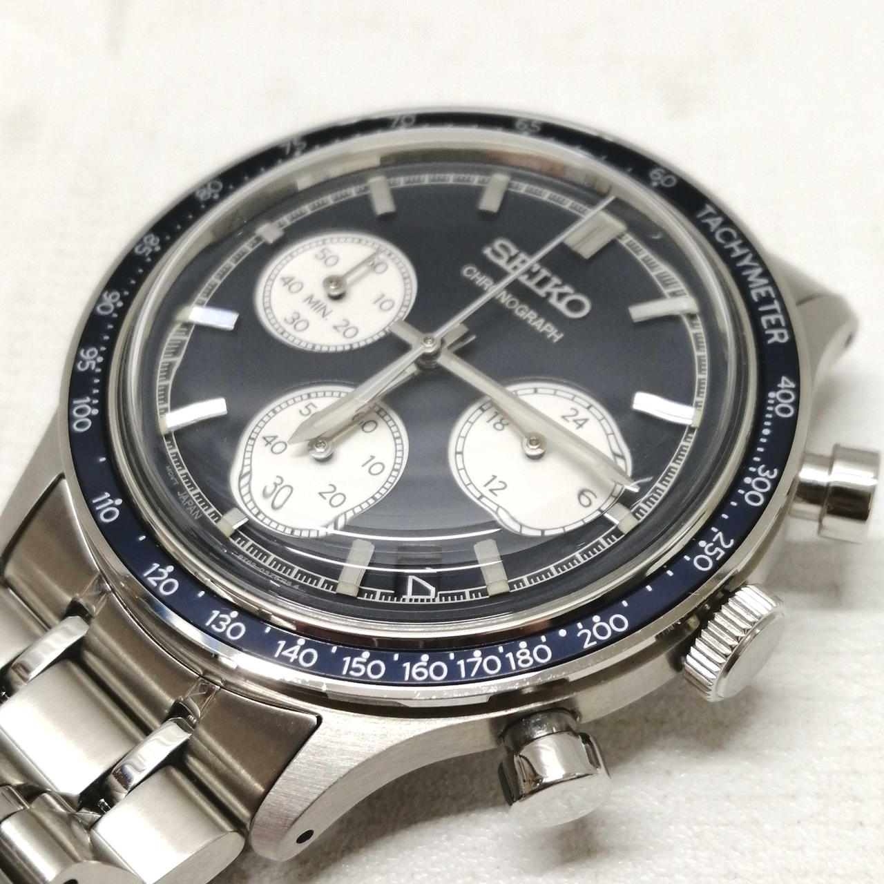 カラーはネイビー系です