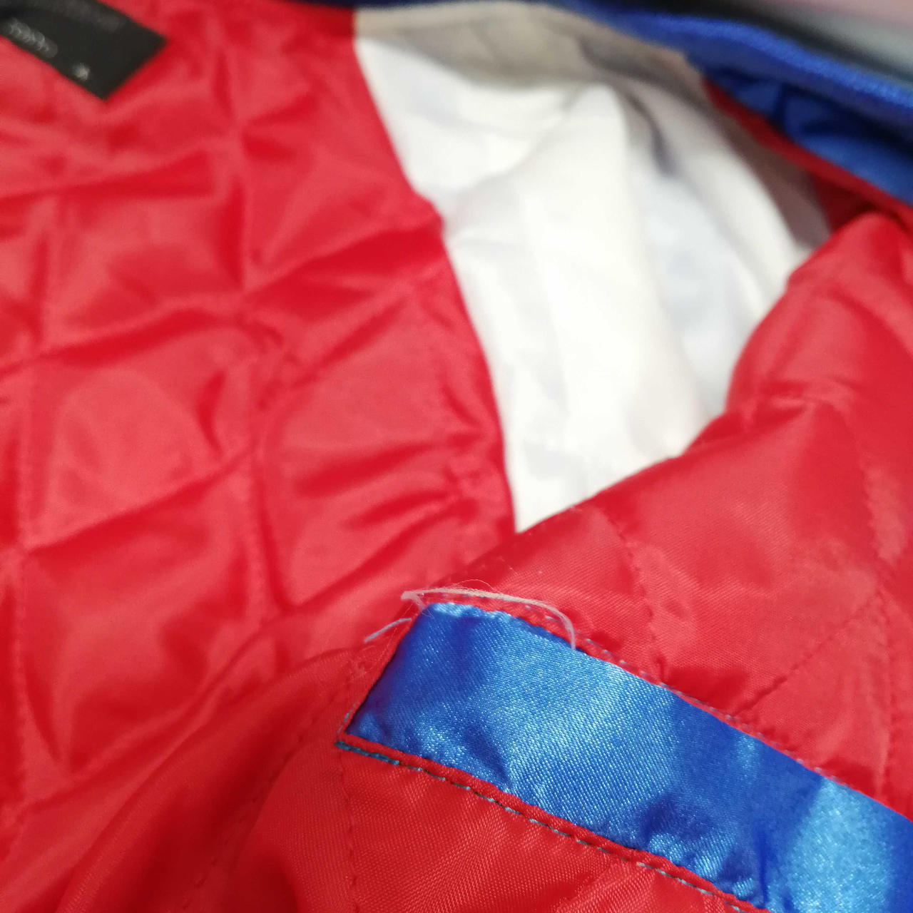 キルティング糸ほつれあり