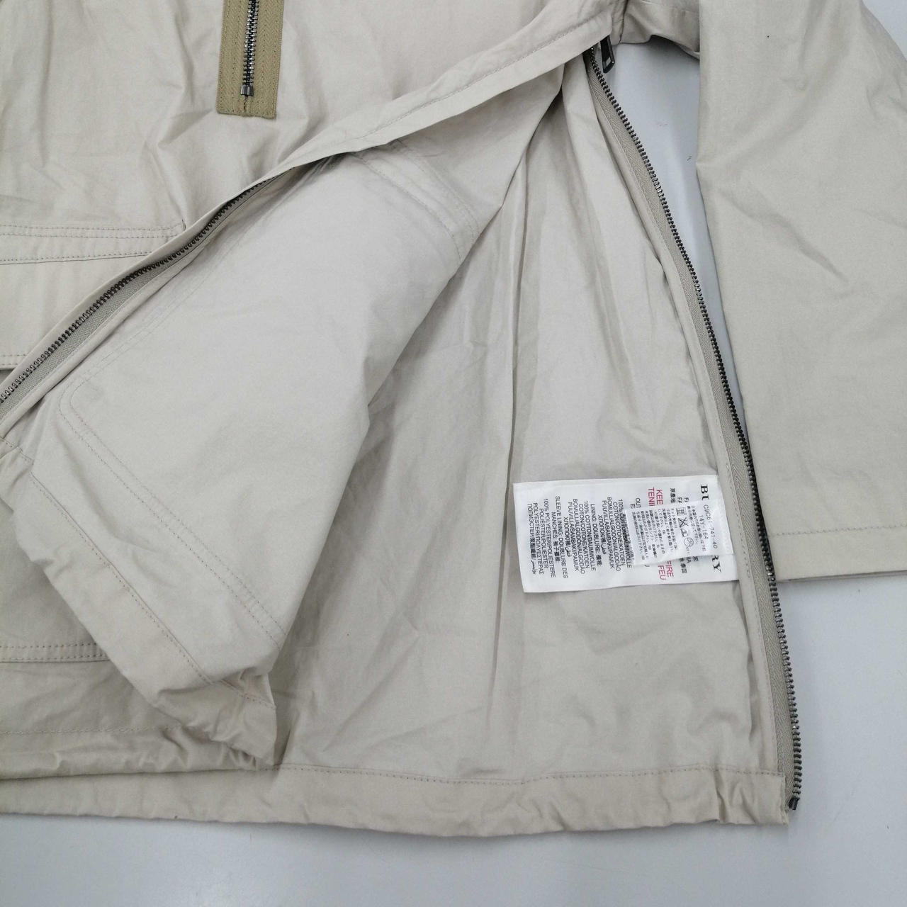 左側脇にチャックあります。