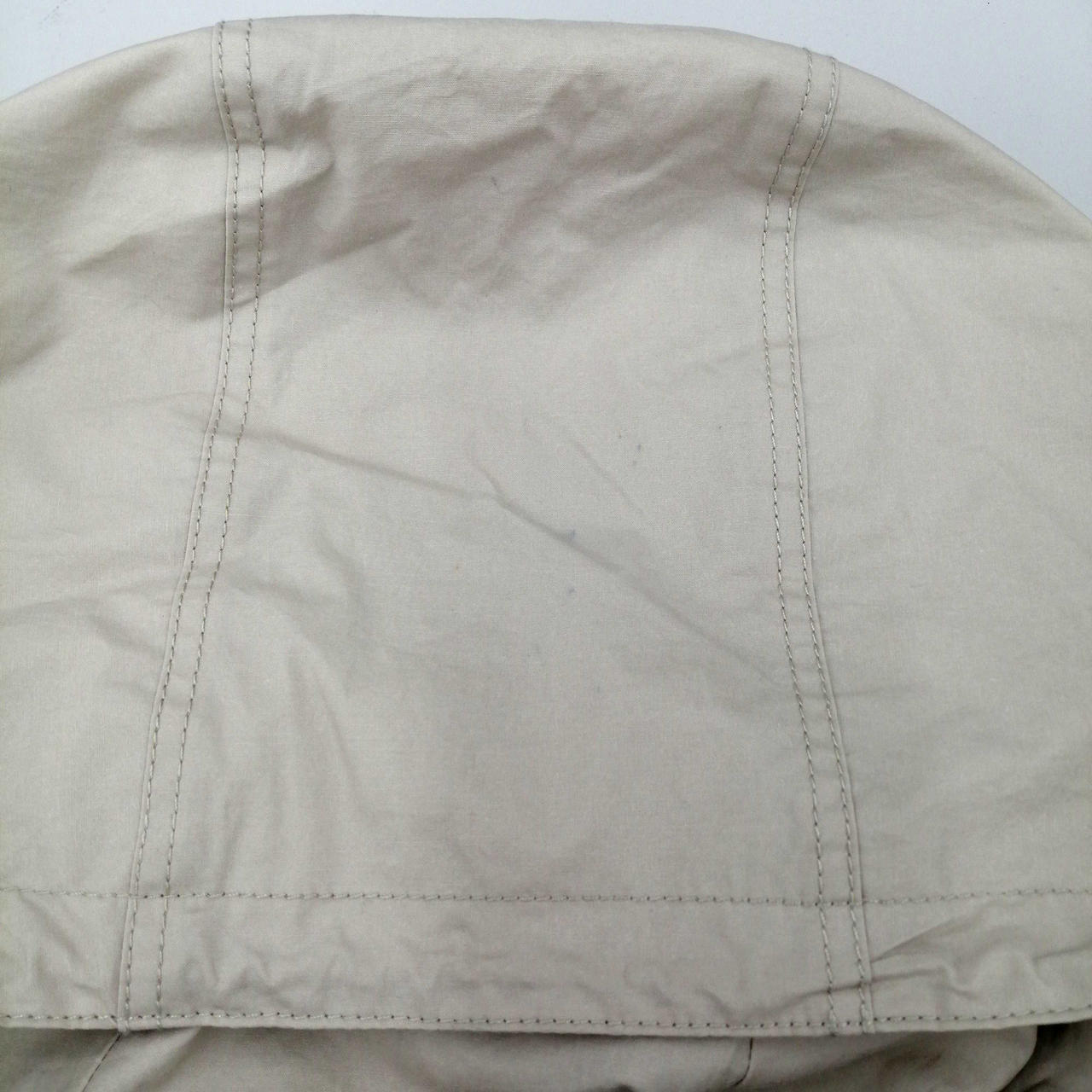 フード外側に汚れあります。