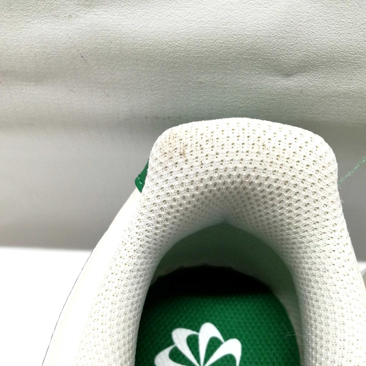 右足かかと内側汚れあり