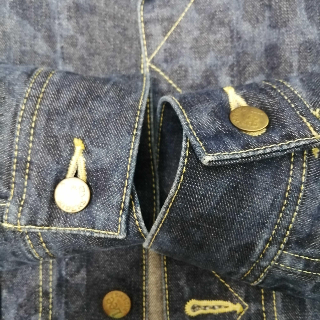 腕周りのボタンには錆無し、汚れ有