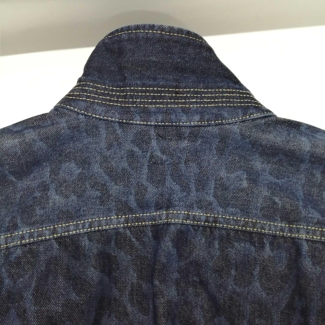 首周りに色褪せ有