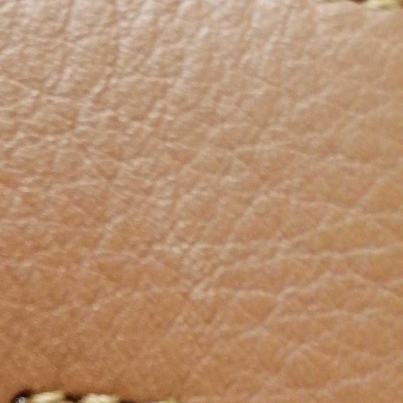 肩ひもの付け根の上あたりにキズあり