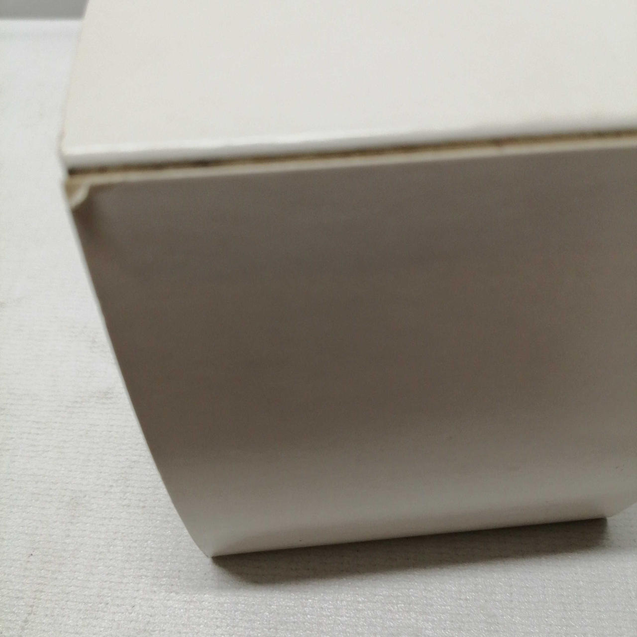 外箱の角にめくれあり