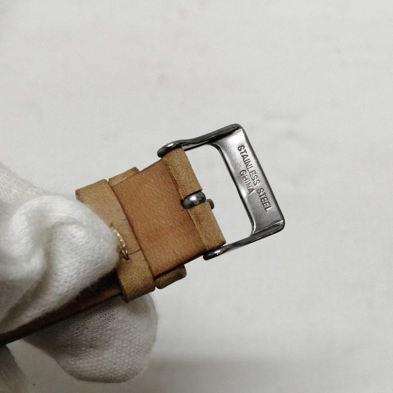 ベルト裏面の金具付近に汚れあり