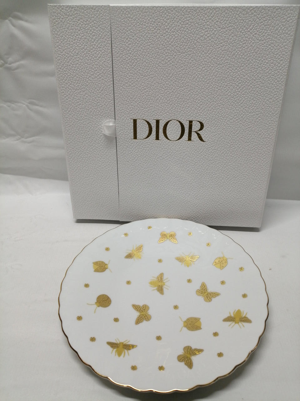 目立ちませんが細かい傷が幾つかあります。