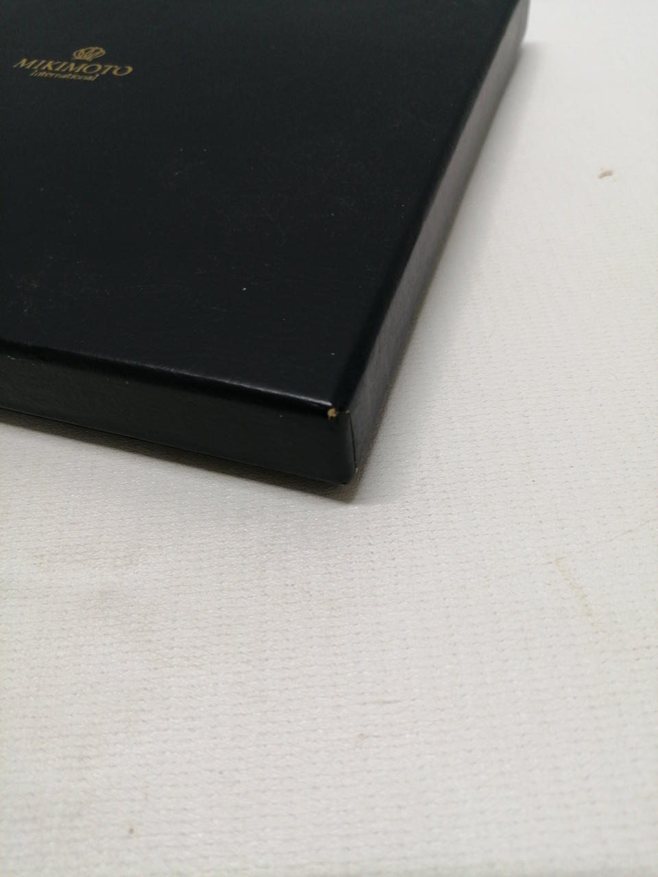 箱四隅に傷みあります。