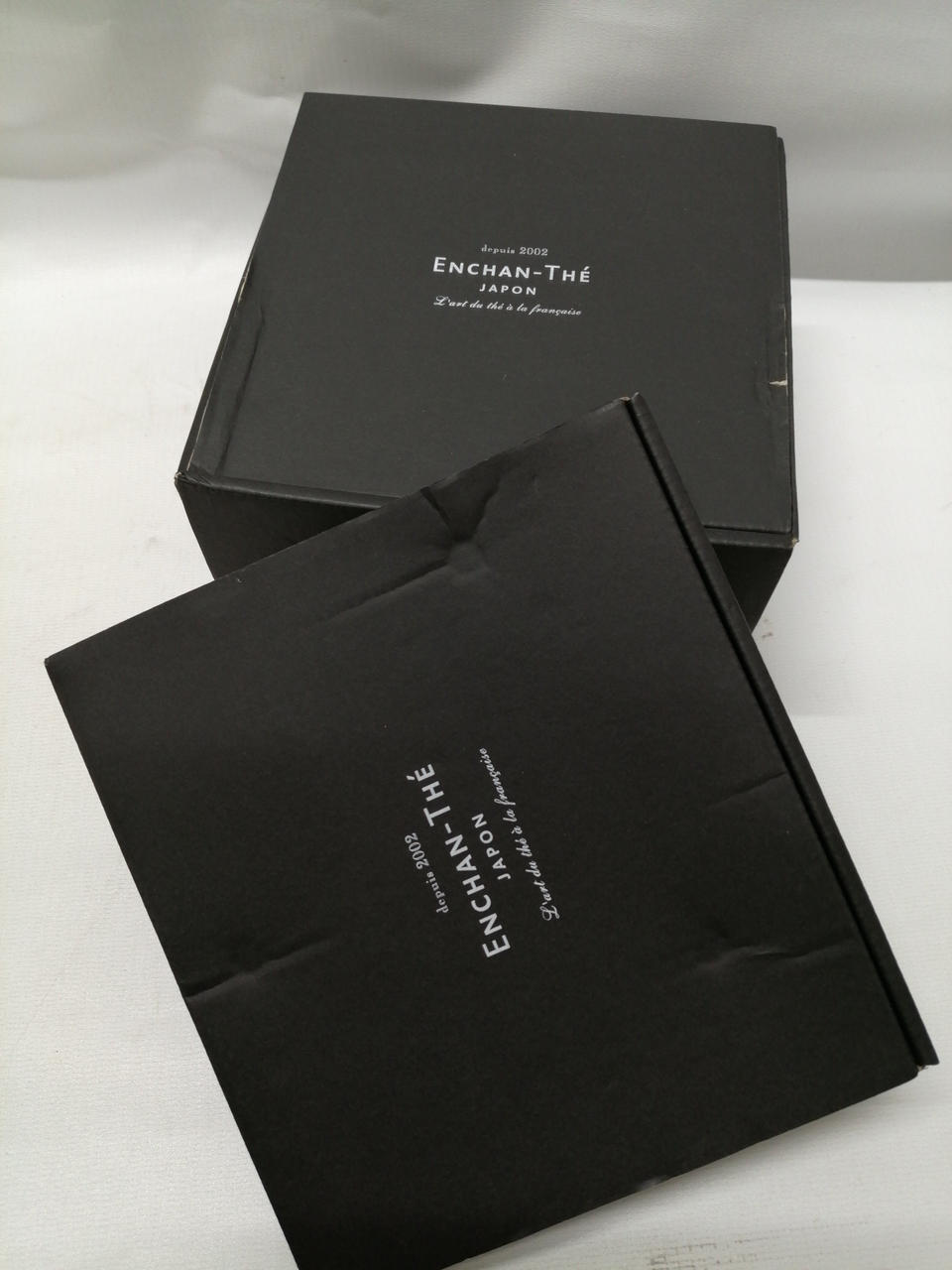 箱に傷み、へこみあります。