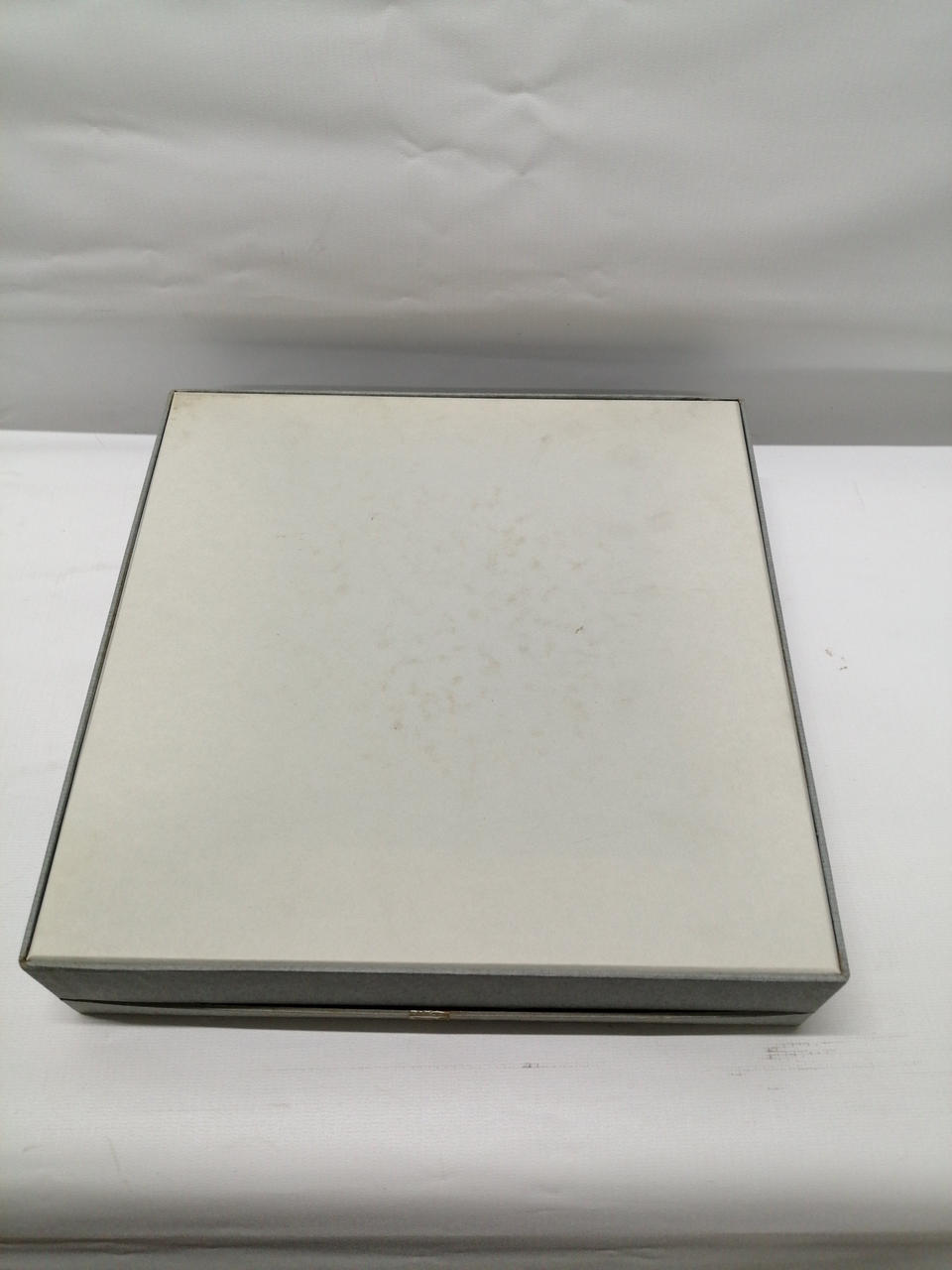 箱裏、汚れあり。