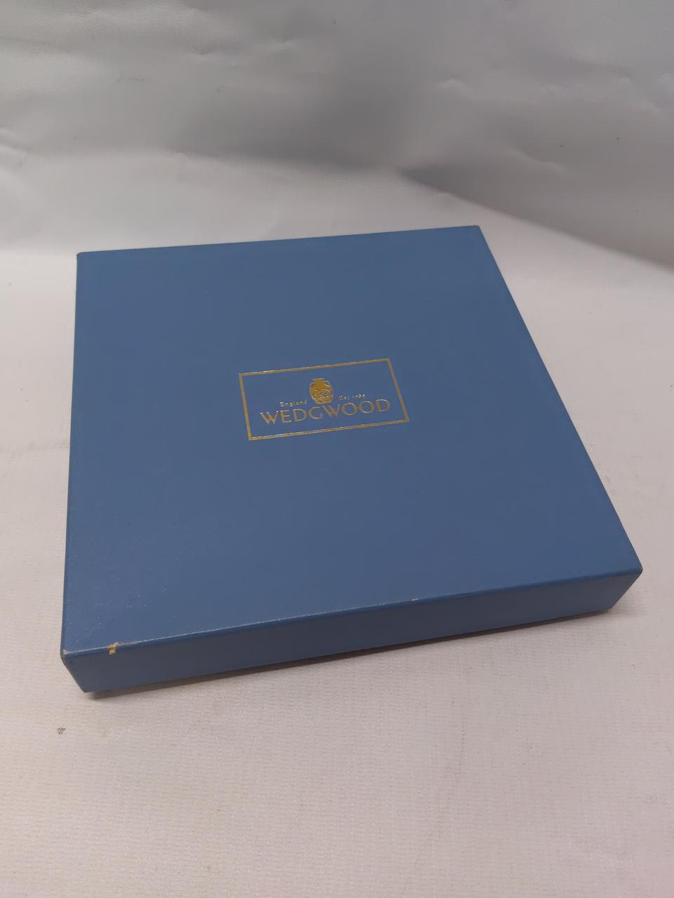 箱、左角に傷みあります。