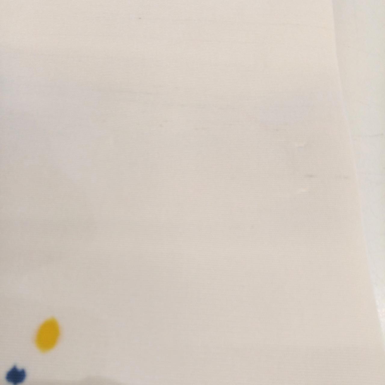右端に薄っすら赤い汚れあり