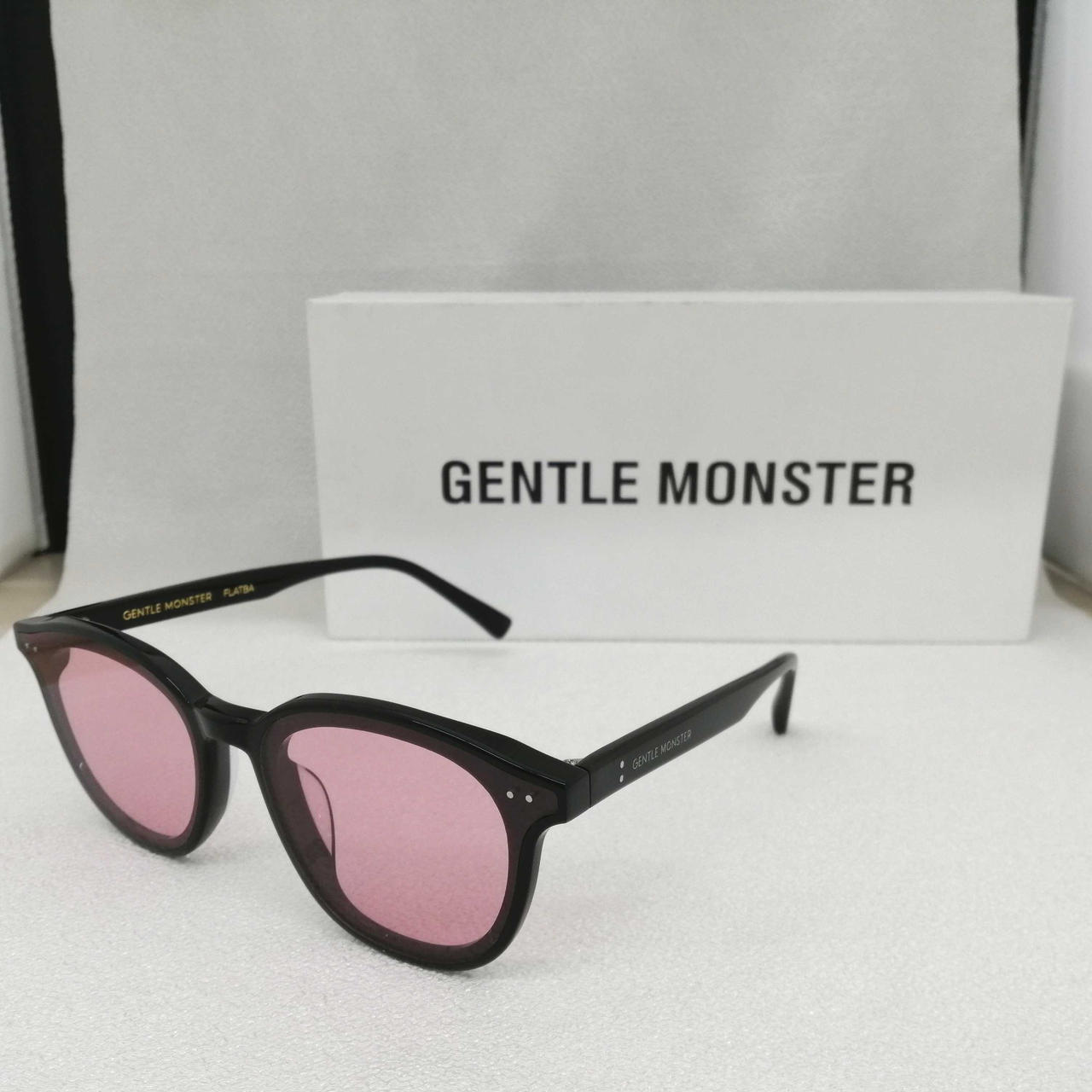 GENTLE MONSTER 正規品 箱、ケース付き　サングラス GENTLE MONSTER ブラックサングラス ケース付き サングラス