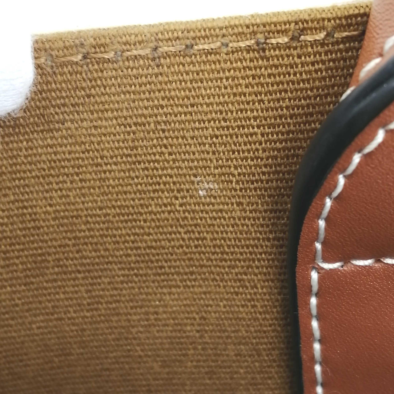 内側上部に白いシミあり