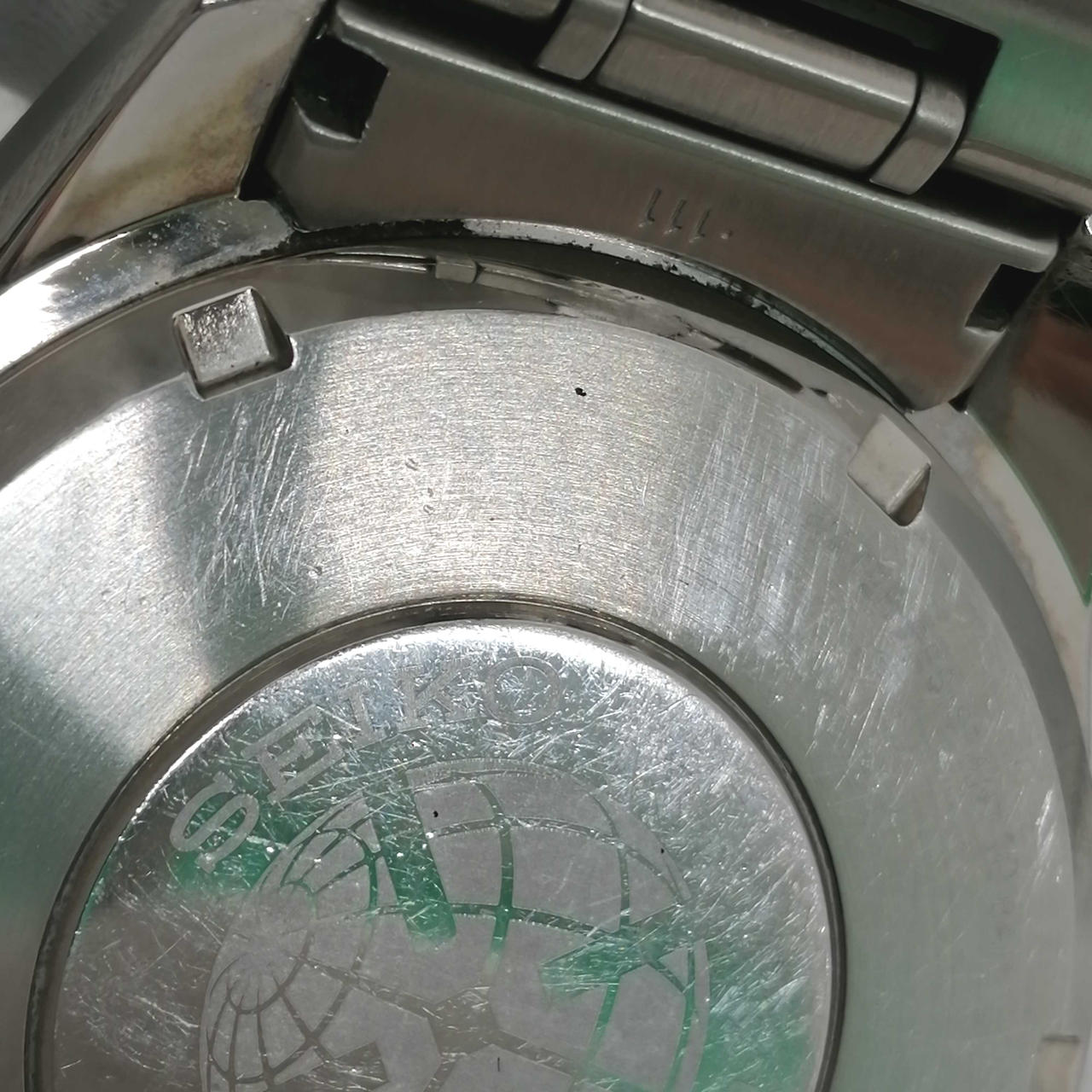 裏蓋に細かいキズあり