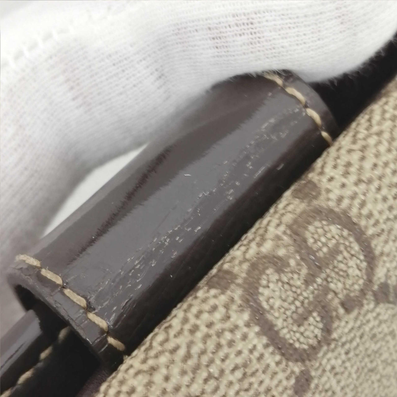 ボタンホック基部にヒビあり