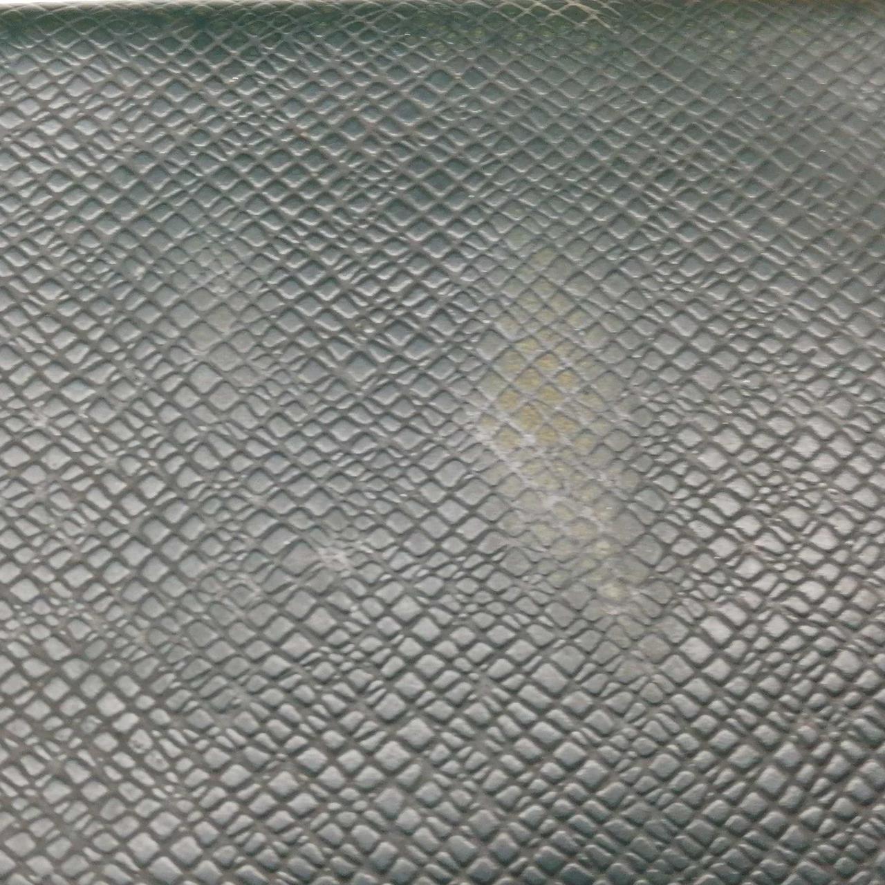 裏面にボタンの跡がついております。