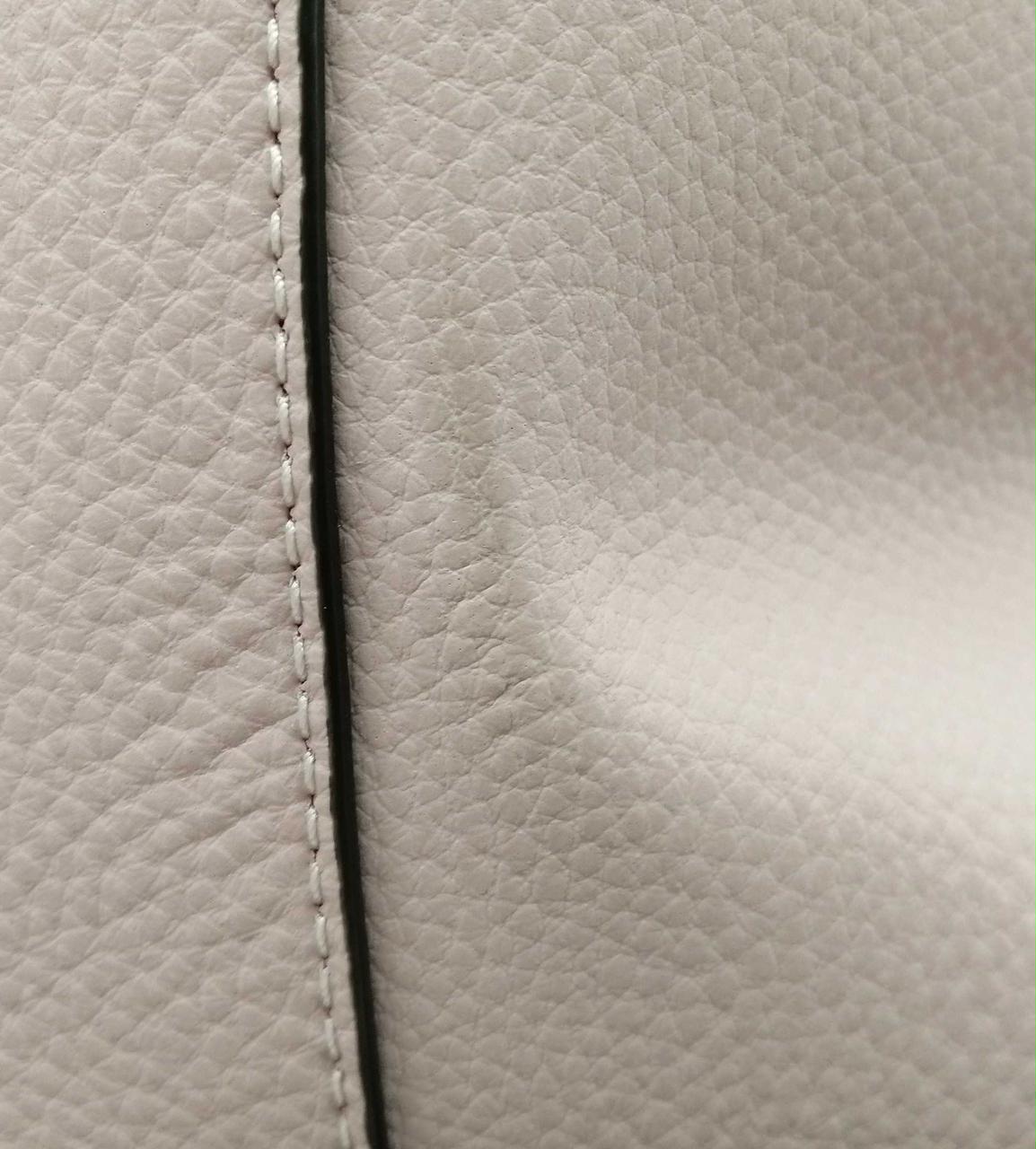 横に若干スレがあります