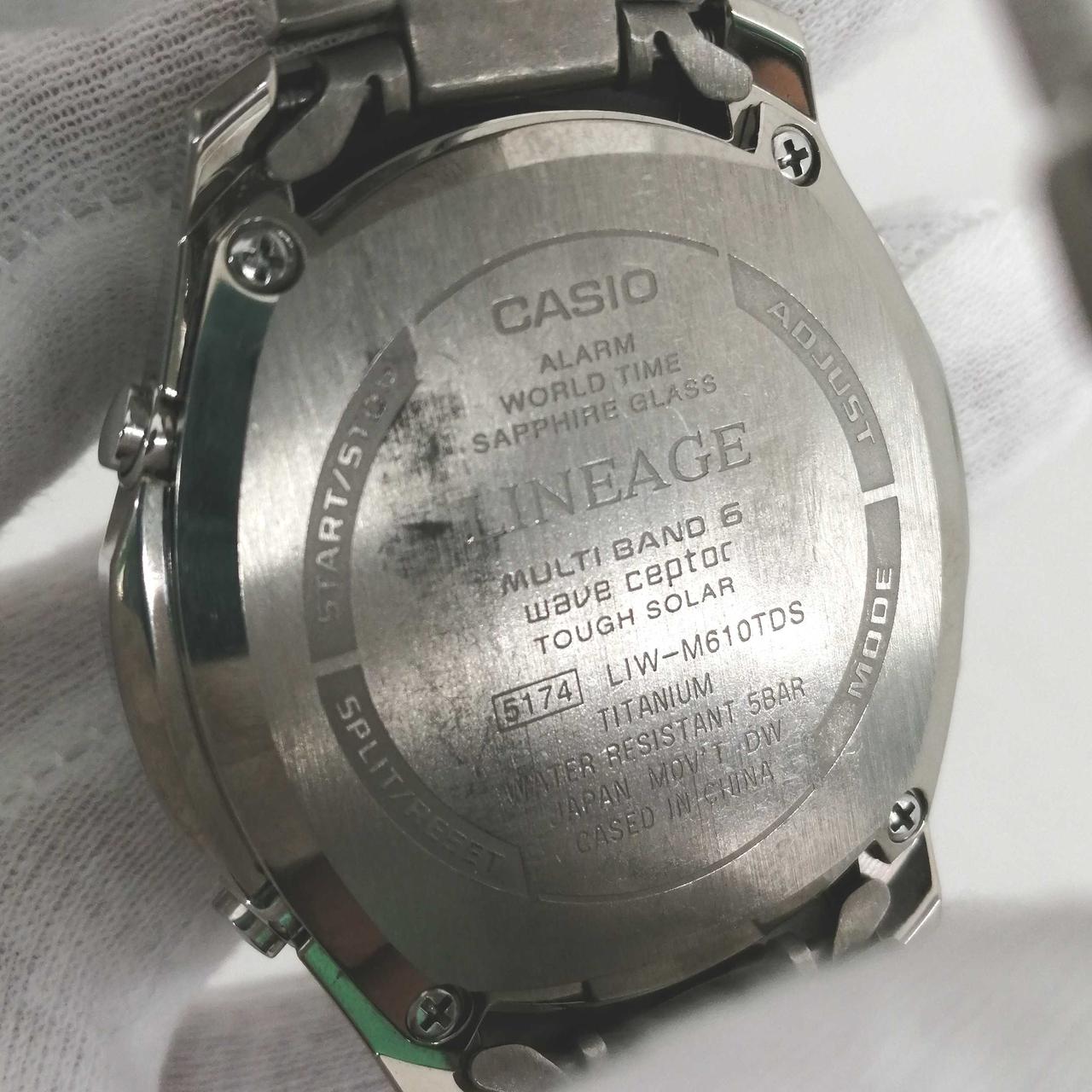 裏蓋にキズ、汚れあり