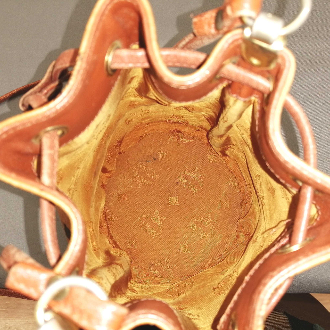 少々シミがあります