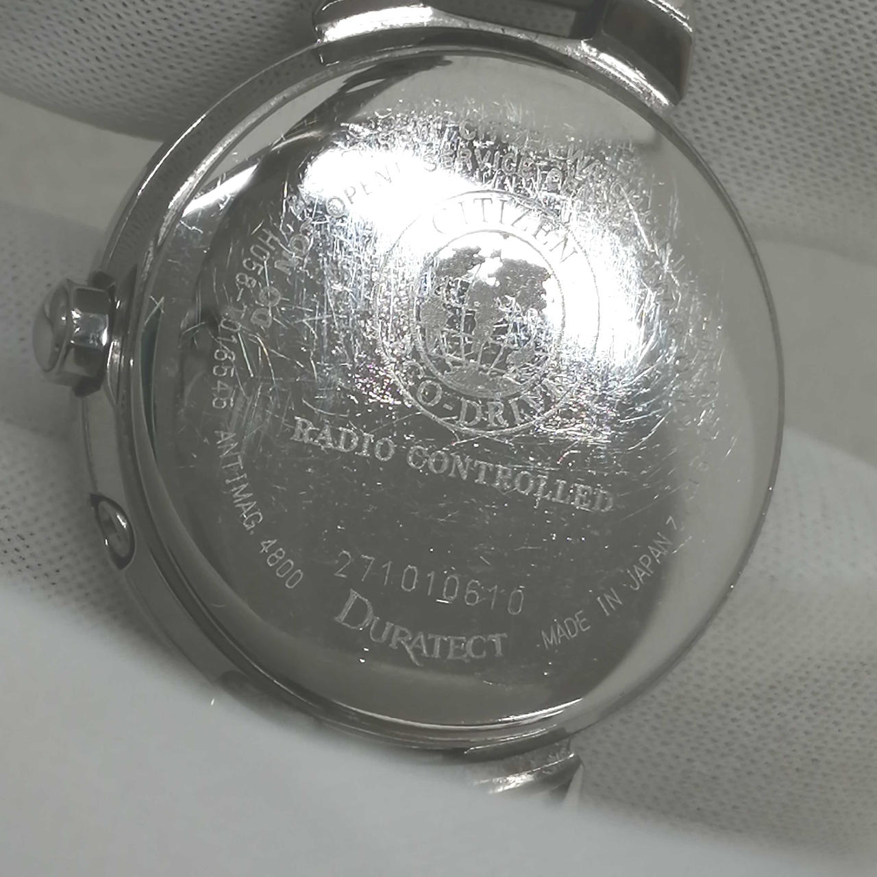 裏蓋に細かいキズあり