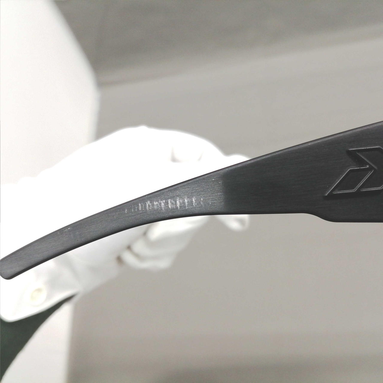 右側フレームに少々スレがございます。