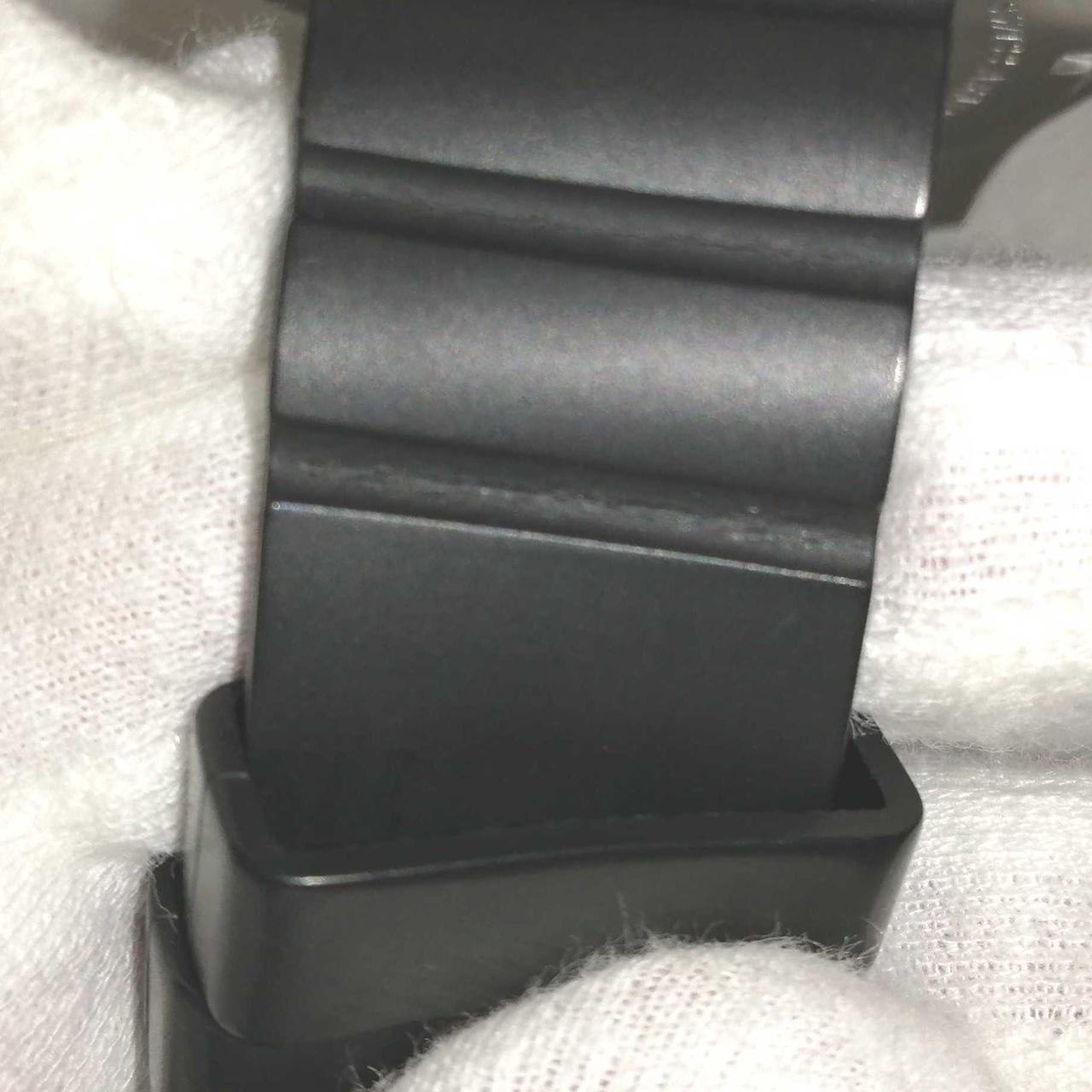 少々亀裂が入っております