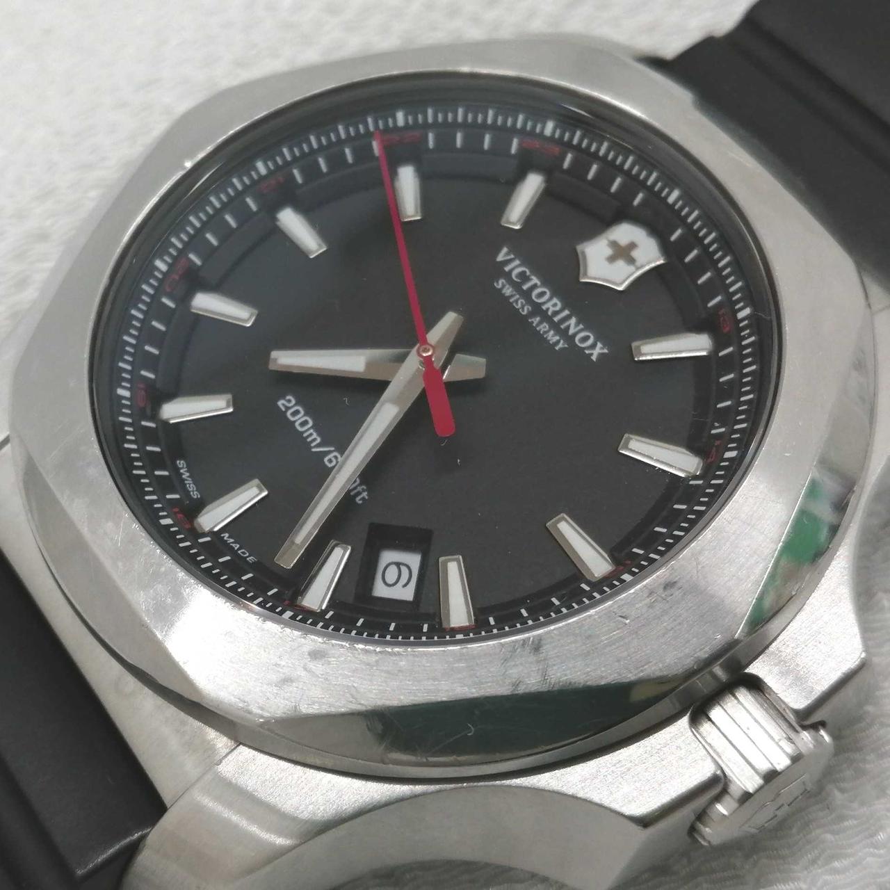 ベゼルに少々キズがございます