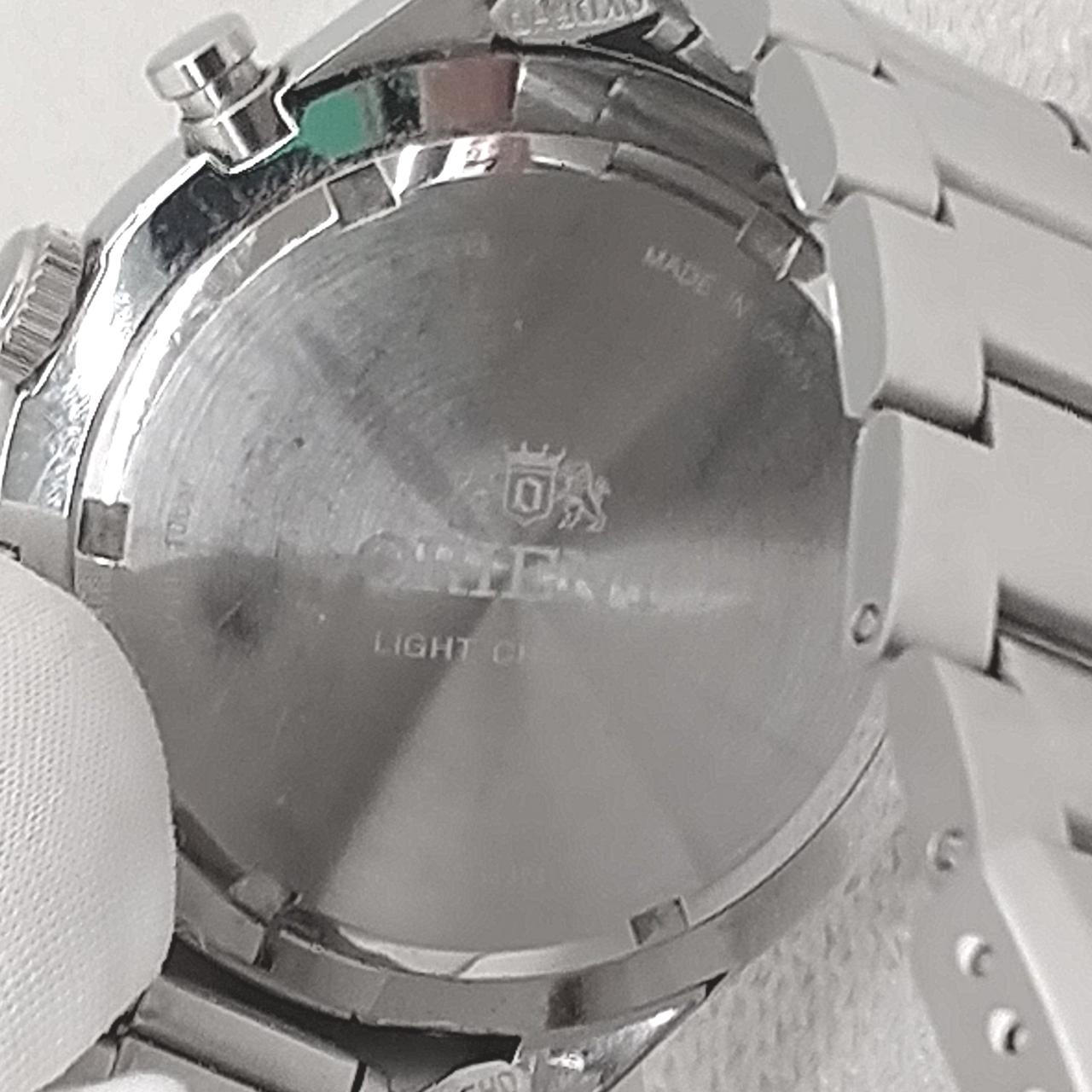 裏蓋に細かいキズあり