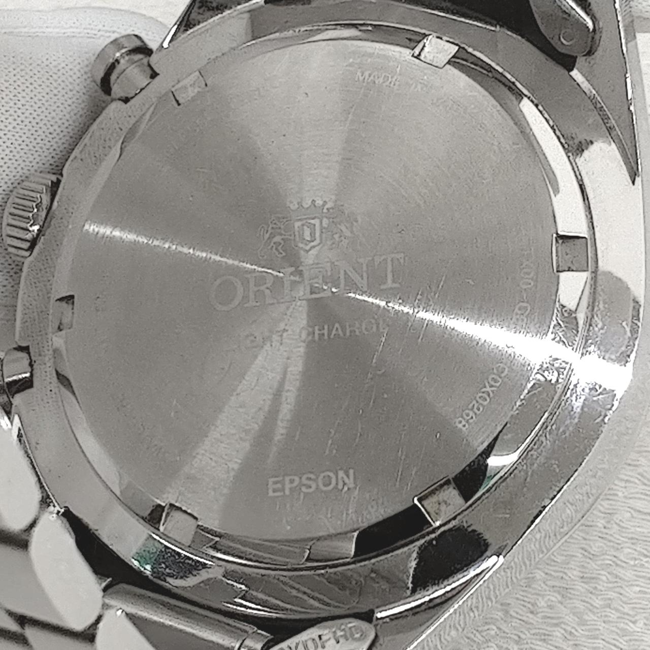 裏蓋に細かいキズあり