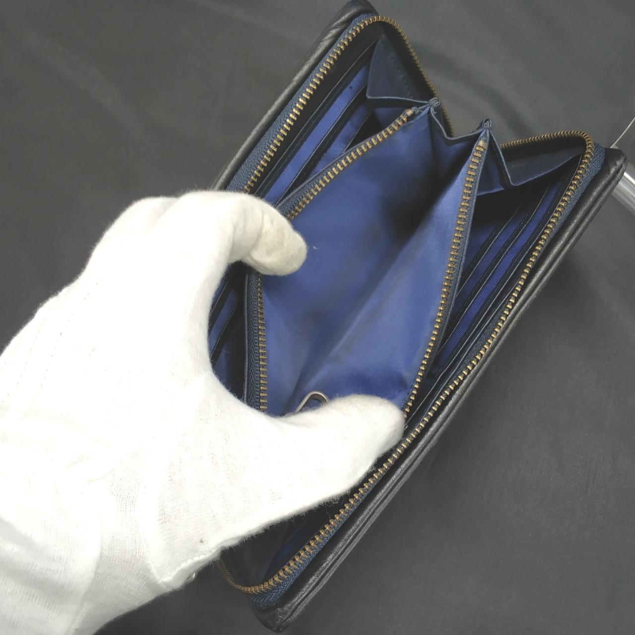 小銭入れの所に汚れがあります