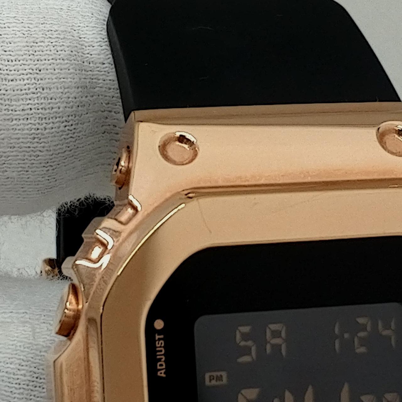 ベゼル上部にキズあり