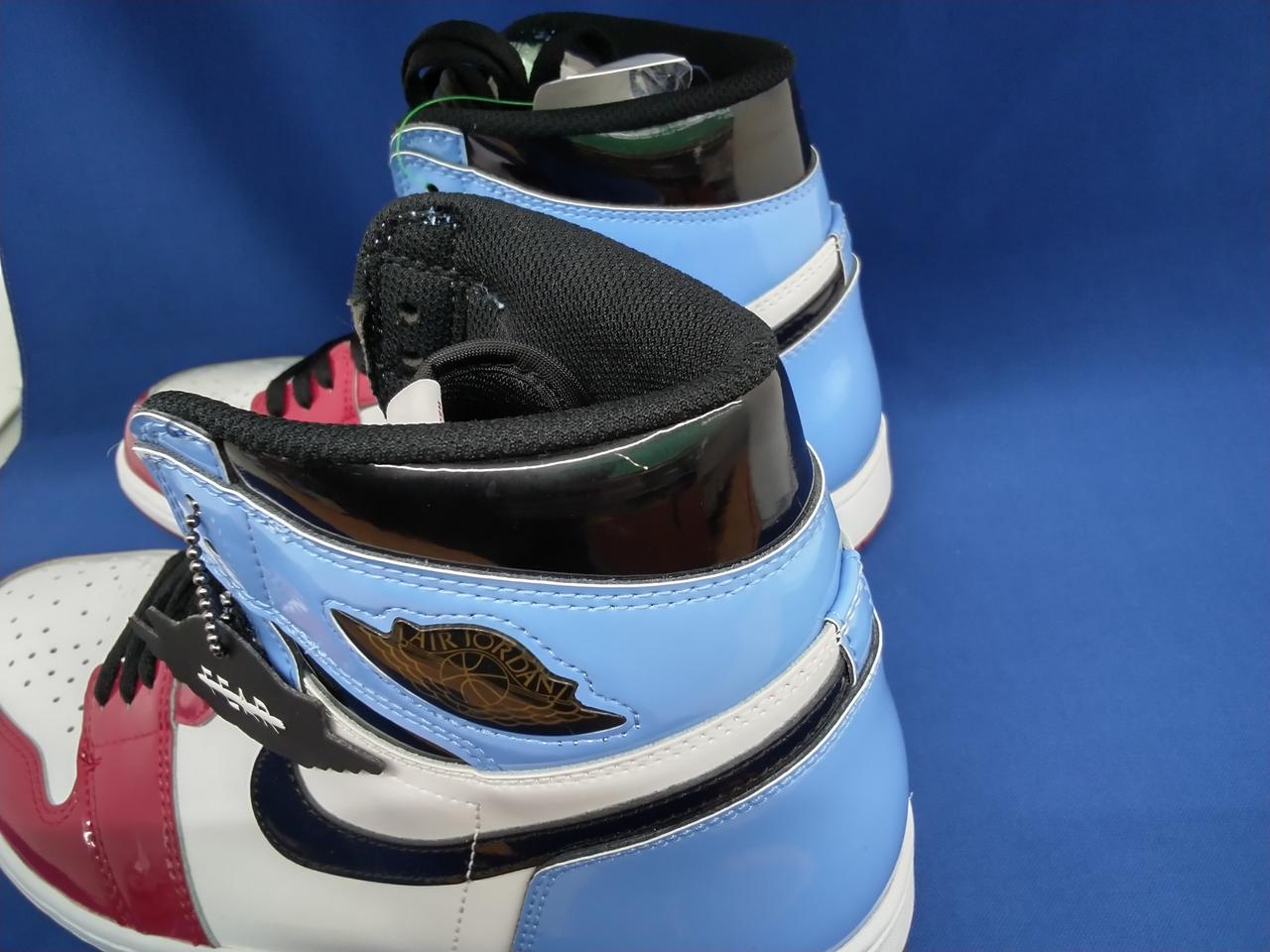 左側後方にひび割れ有り