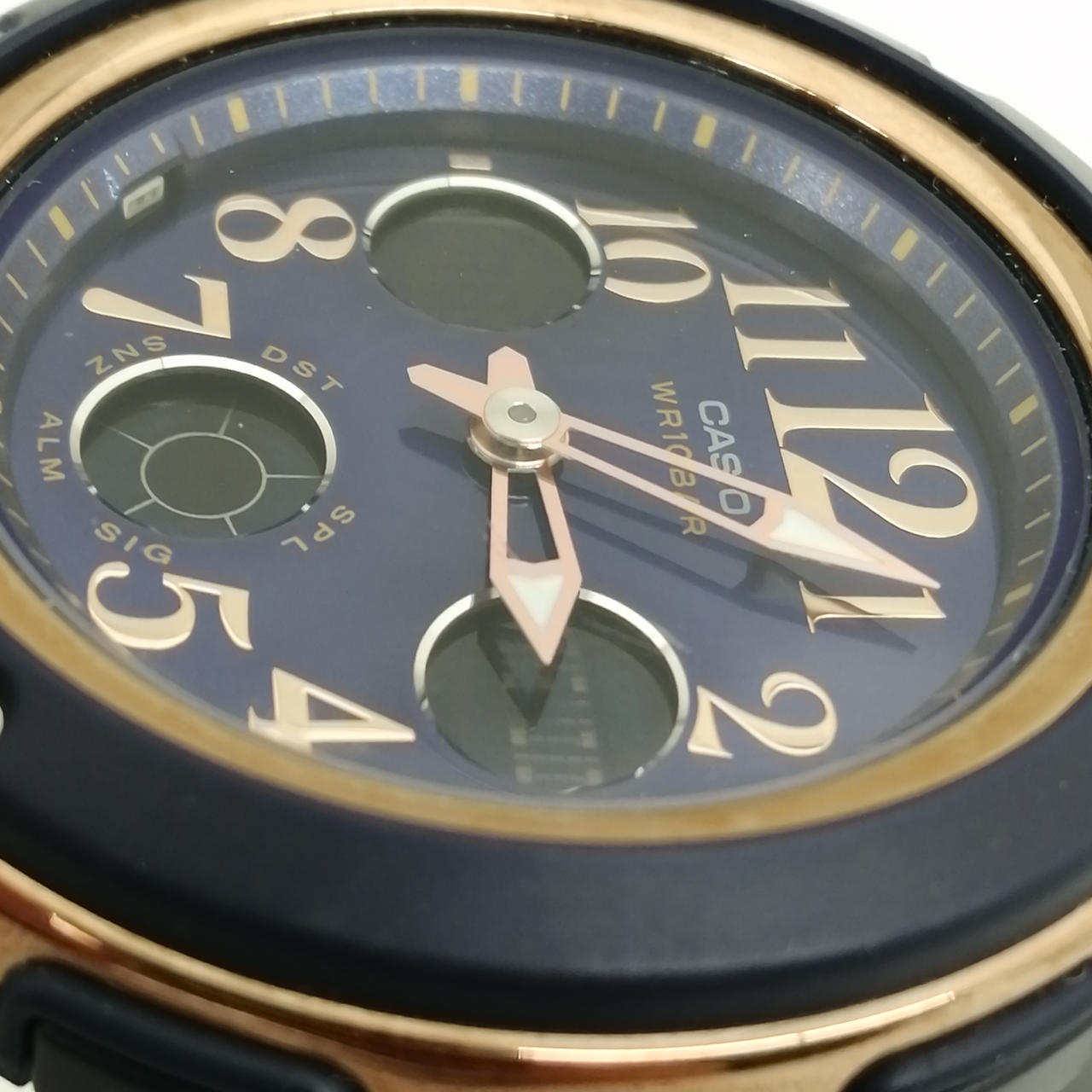 風防3時方向に細かな傷がございます。