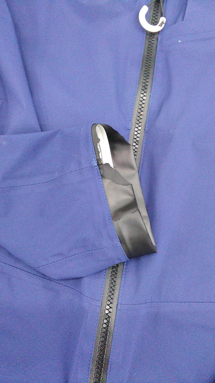 右袖先に破損が御座います。