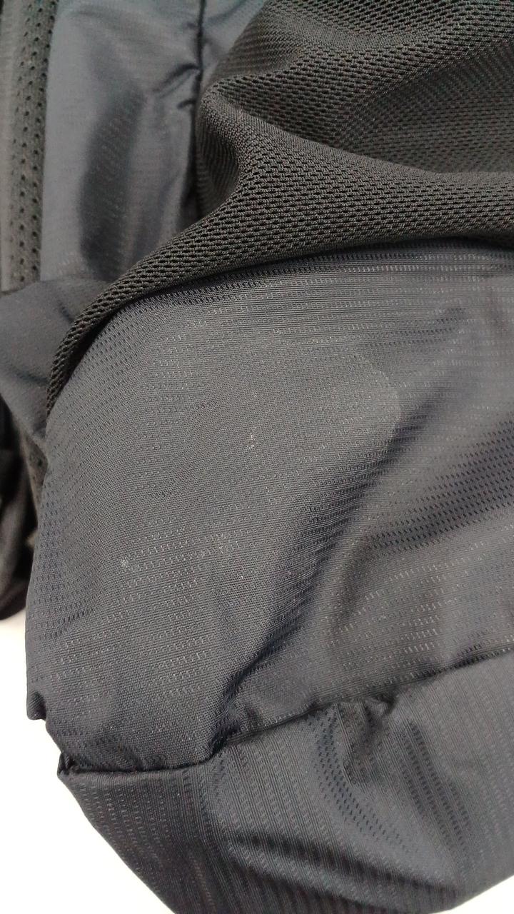 左サイドポケットに薄い汚れがございます。