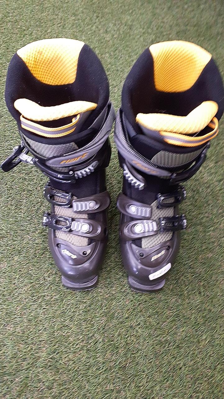 全体的に擦れが目立ちます