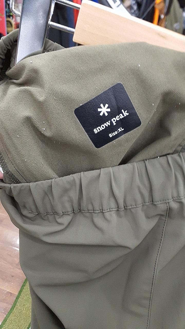 内ポケットに糸のほつれがあります。