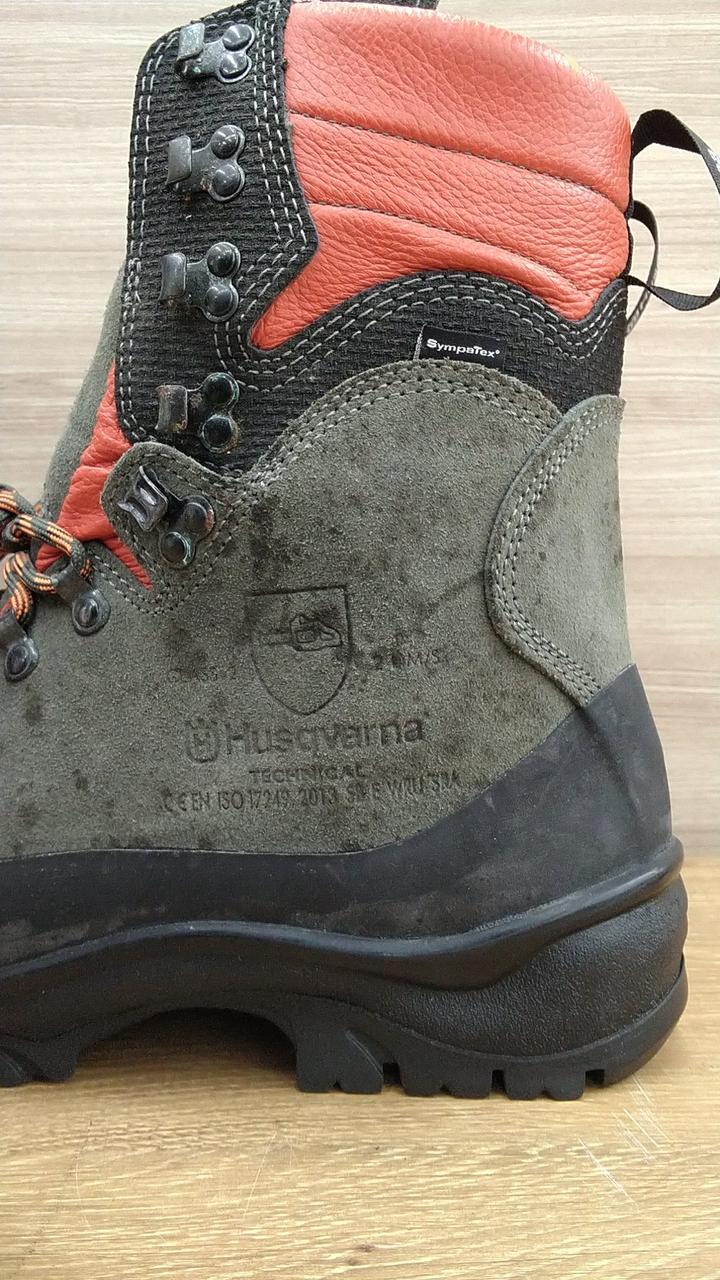 左足外側シミがあります。