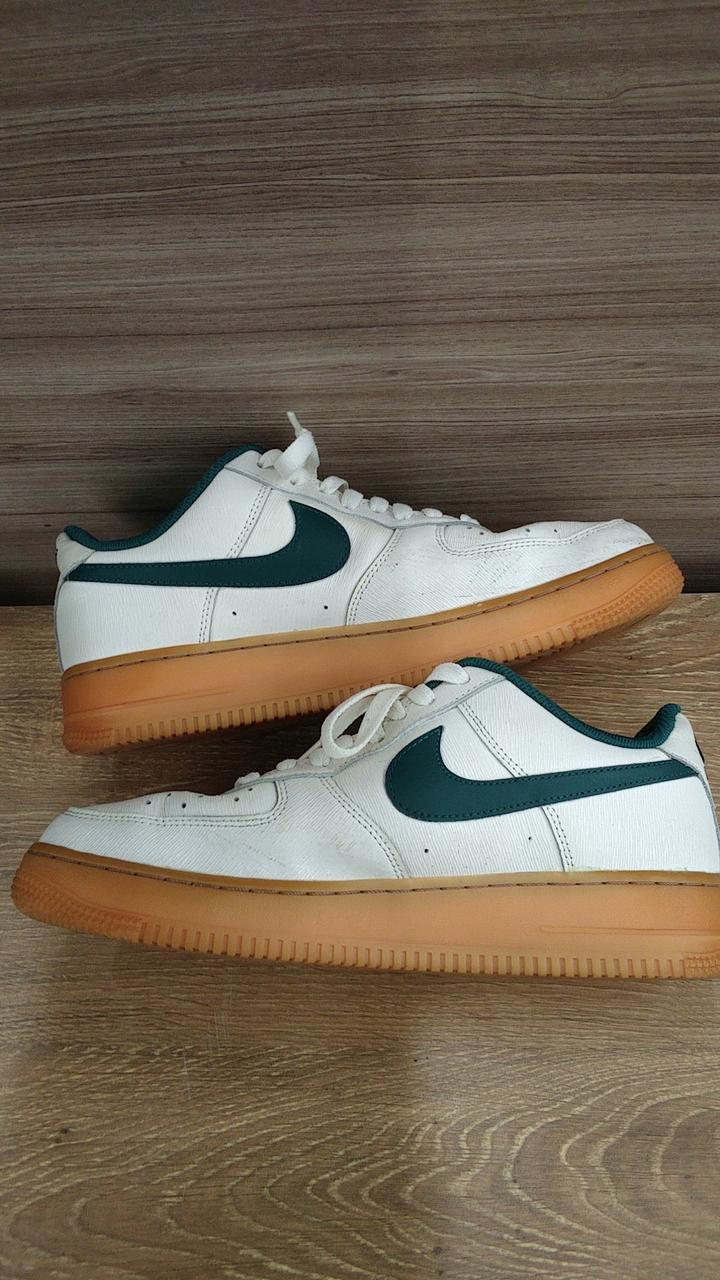 両足内側つま先部分緑色の跡＆変形部分あり