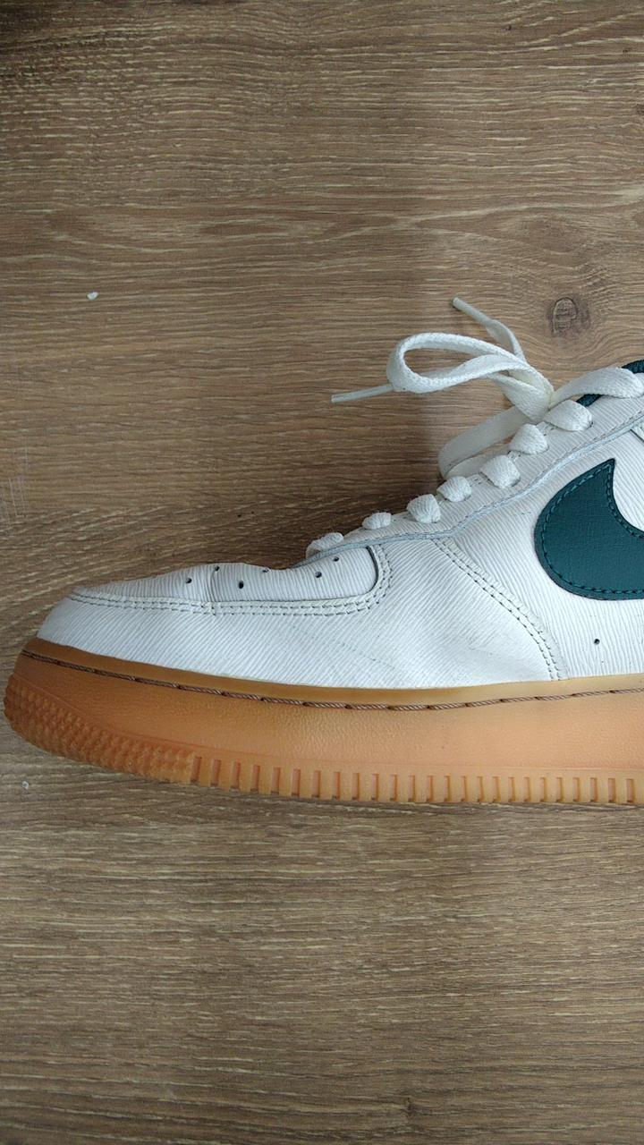 右足内側緑色の汚れあります