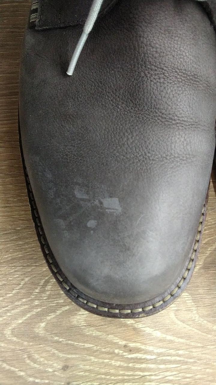 つま先に白いヨゴレあります