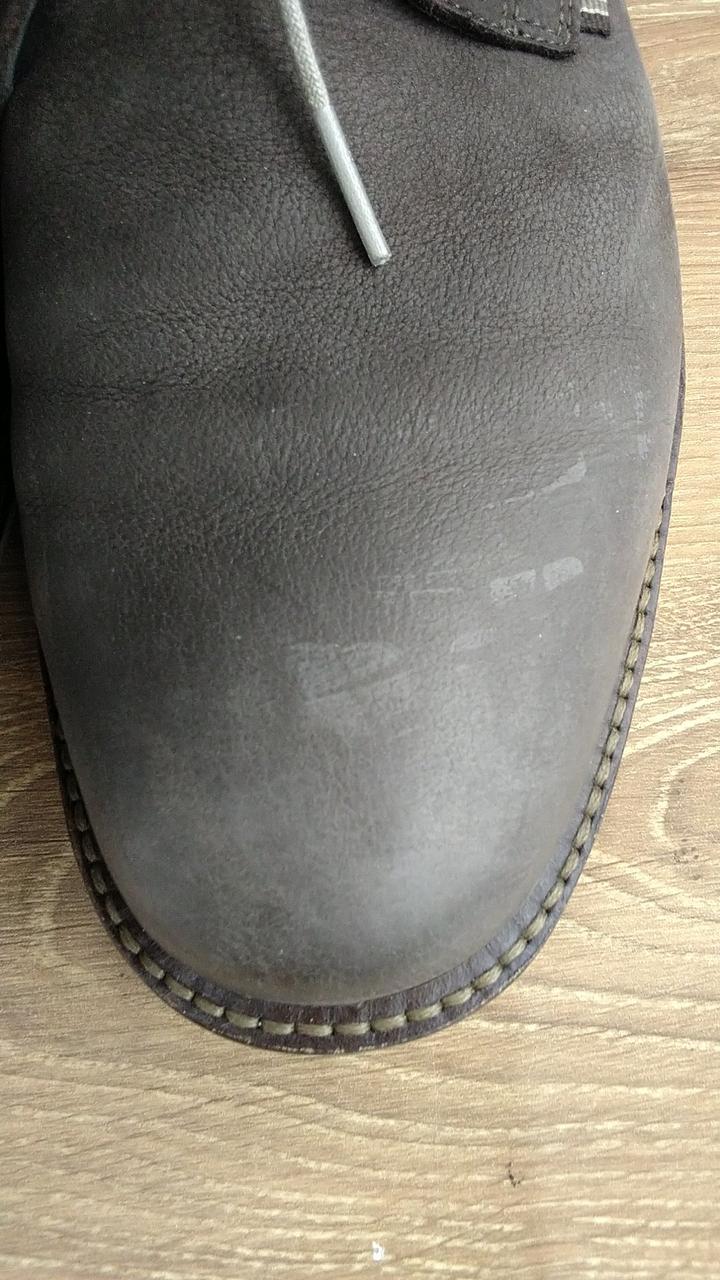 左足に白いヨゴレあります