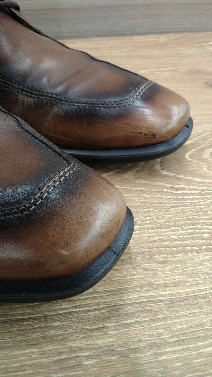 つま先部分にすり傷の後があります