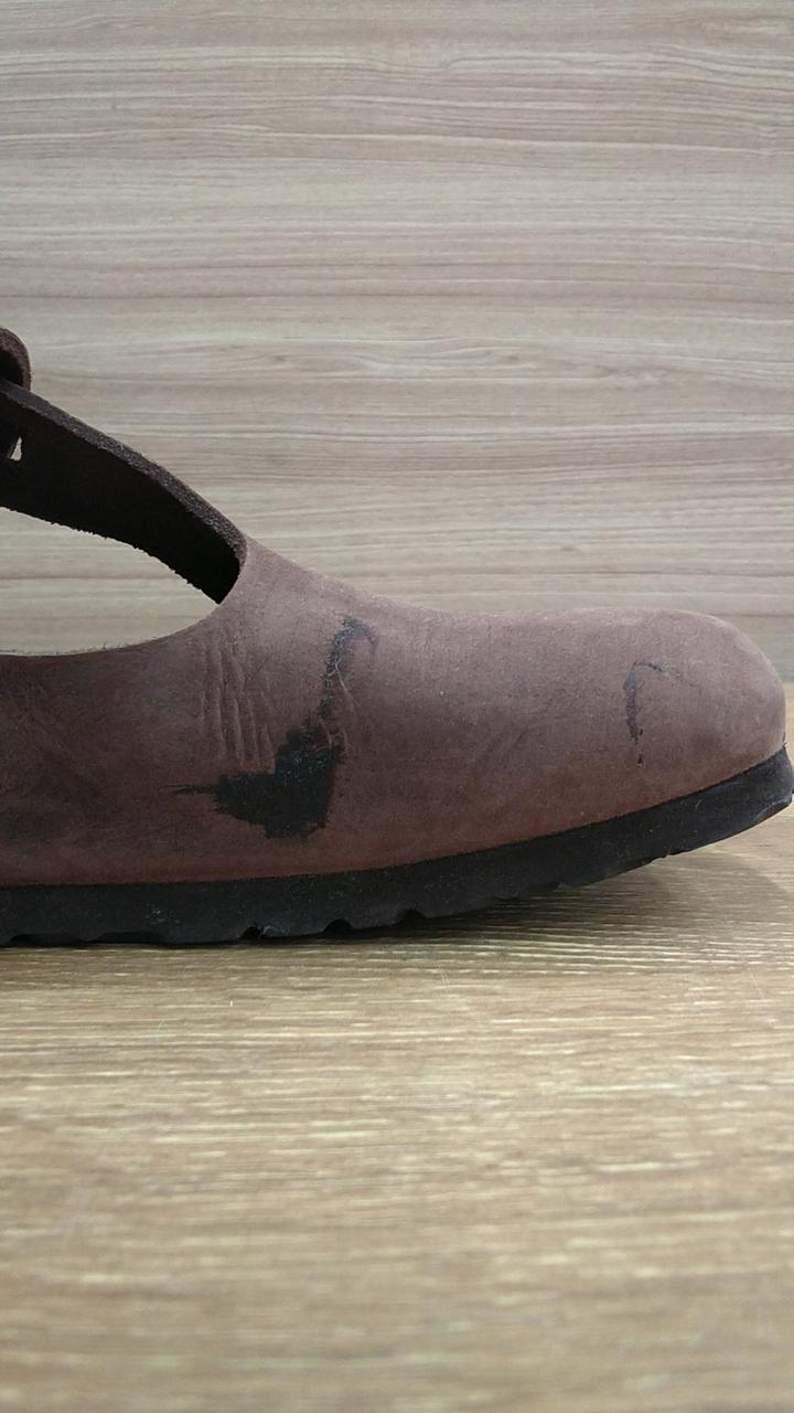 左足内側黒いヨゴレあります。