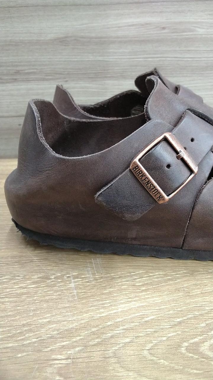 かかと部分両足凹みあります