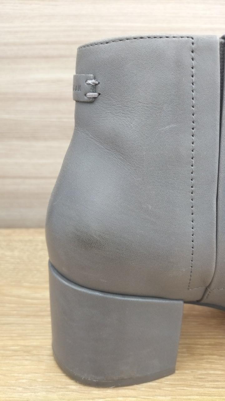 左足右側面ヨゴレあり